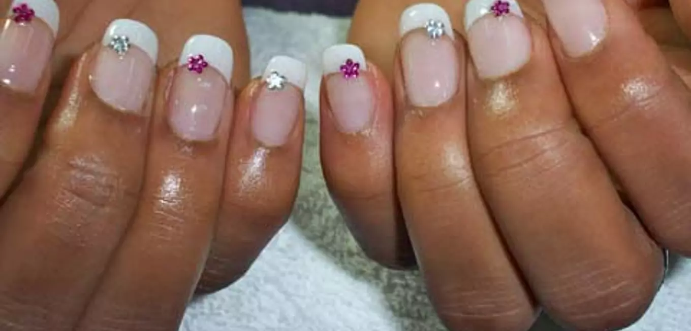 Pose des faux ongles chez les femmes : Un danger pour la santé des utilisatrices